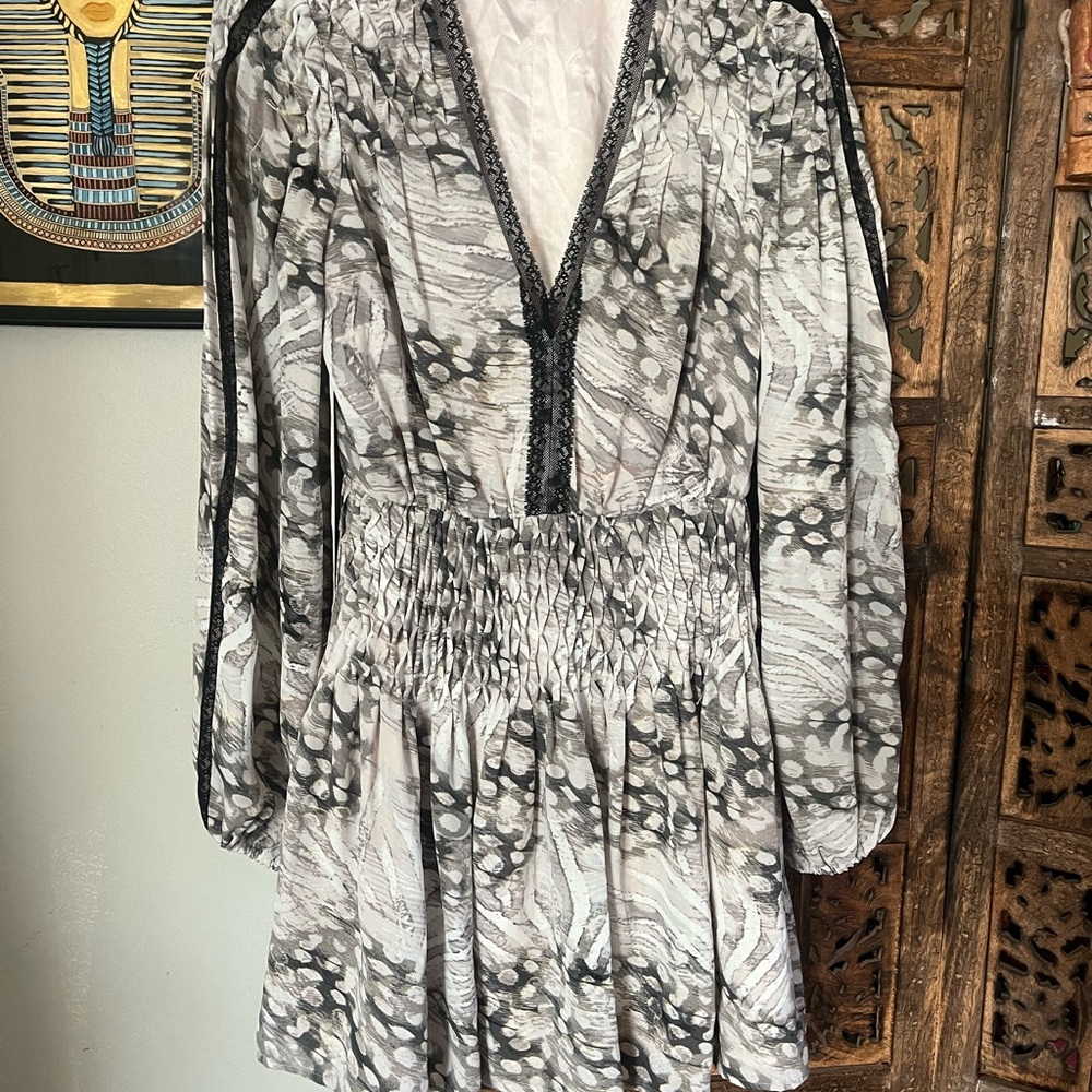 Bebe Elegant Cream Blouse